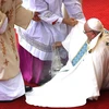 Giáo hoàng Francis bị vấp ngã khi làm lễ.