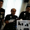 Cảnh sát đã thu giữ một khẩu súng lục, 13 viên đạn, hai đồng hồ, 3 điện thoại di động và một chiếc ví chứa RM1.098.