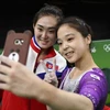 Lee Eun Ju của Hàn Quốc chụp ảnh chung với vận động viên Triều Tiên Hong Un Jong. (Nguồn: Reuters)