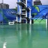 Bể bơi ở trung tâm thể thao dưới nước Maria Lenk đổi màu xanh lá. (Nguồn: AFP/Getty Images)