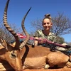 Nữ thợ săn 12 tuổi khoa ảnh săn động vật. (Nguồn: RT)