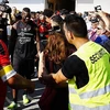 Người hâm mộ chào đón Balotelli ở sân tập của Nice. (Nguồn: Daily Mail)