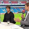 Löw gần như không nhìn mặt Lehmann. (Nguồn: RTL)