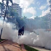 Phun thuốc khử trùng nhằm ngăn chặn sự lây lan của virus Zika tại Singapore. (Nguồn: THX/TTXVN)