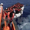 Tàu của lực lượng cứu hộ giải cứu người di cư ngoài khơi bờ biển Libya ngày 18/8. (Nguồn: EPA/TTXVN)