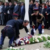 Tổng thống Pháp François Hollande đặt hoa tưởng nhớ các nạn nhân. (Nguồn: Reuters)