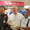 Tài xế Wimol Treepat (phải) trả lại tiền cho hành khách. (Nguồn: bangkokpost)