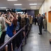 Nhiều người đã quay lưng về phía bà Hillary để selfie. (Nguồn: twitter.com)