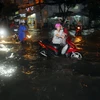 Tuyến đường Trương Vĩnh Ký (quận Tân Phú) chìm sâu trong biển nước. (Ảnh: Mạnh Linh/TTXVN)