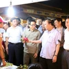 Thủ tướng Nguyễn Xuân Phúc đi kiểm tra vệ sinh an toàn thực phẩm tại chợ đầu mối Long Biên. (Ảnh: Thống Nhất/TTXVN)