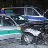 Xe của cảnh sát Đức bị đốt phá. (Nguồn: DPA)