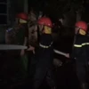 Lực lượng cứu hỏa dập đám cháy.