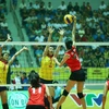 Đội tuyển bóng chuyền nữ Việt Nam (áo đỏ) giành chiến thắng.