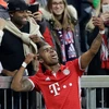 Douglas Costa ăn mừng độc đáo sau khi ghi bàn. (Nguồn: Getty Images)