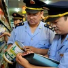 Cảnh sát kiểm tra hàng hóa tại một siêu thị ở Trung Quốc. (Nguồn: Reuters)