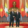 Chủ tịch nước Trần Đại Quang và Tổng thống Htin Kyaw tại lễ đón. (Ảnh: Nhan Sáng/TTXVN)