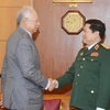Bộ trưởng Bộ Quốc phòng Ngô Xuân Lịch chào xã giao Thủ tướng Malaysia Najib Razak. (Ảnh: Hoàng Nhương/TTXVN)