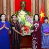 Các đại biểu tặng hoa cho Phó Chủ tịch nước Đặng Thị Ngọc Thịnh. (Ảnh: Phương Hoa/TTXVN)