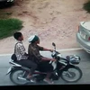 Hình ảnh 2 đối tượng nam giới ngồi trên xe môtô tiếp cận chiếc xe chở hai giáo viên bị tấn công. (Nguồn: bangkokpost)