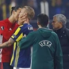 Ibrahimovic bóp cổ Simon Kjaer sau pha va chạm. (Nguồn: Reuters)