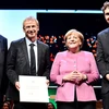 Jürgen Klinsmann được Thủ tướng Đức Merkel trao danh hiệu cao quý. (Nguồn: DFB)