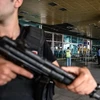 Lực lượng cảnh sát phong tỏa ở sân bay Ataturk. (Nguồn: AFP)