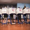Cử tri Mỹ bỏ phiếu tại một địa điểm bầu cử ở New York. (Nguồn: AP/TTXVN)