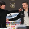 Joachim Löw và Lukas Podolski tại buổi họp báo. (Nguồn: Dfb.de)