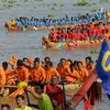 Các đội đua tranh tài tại Lễ hội đua thuyền truyền thống ở Phnom Penh ngày 13/11. (Nguồn: AFP/TTXVN)