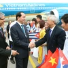 Cán bộ nhân viên Đại sứ quán, lưu học sinh Việt Nam tại Cuba đón Chủ tịch nước Trần Đại Quang và Phu nhân tại sân bay Quốc tế Jose Marti. (Ảnh: Nhan Sáng/TTXVN)