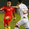 Singapore (áo đỏ) cầm hòa Philippines ở trận ra quân AFF Cup 2016 dù thiếu người. (Nguồn: AP)