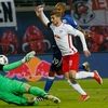 Timo Werner ăn vạ mang penalty về cho RB Leipzig. (Nguồn: Reuters)