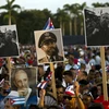 Hàng nghìn người dân Cuba tham dự lễ mít tinh tưởng niệm Lãnh tụ kính yêu Fidel Castro ở Santiago de Cuba. AP/TTXVN