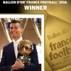 Ronaldo hân hoan với Quả bóng vàng 2016. 