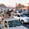 Lực lượng quân đội và người dân ăn mừng ở Sirte. (Nguồn: Reuters)
