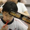 Một học sinh Nhật Bản đang làm bài tập. (Nguồn: Reuters)