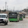 Đoàn xe chở người sơ tán khỏi thành phố Aleppo. (Nguồn: AFP)