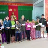 Phó Chủ tịch nước Đặng Thị Ngọc Thịnh tặng quà cho nhân dân xã Duy Vinh, huyện Duy Xuyên, Quảng Nam. (Ảnh: Nguyễn Sơn-TTXVN)