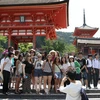 Khách quốc tế chụp ảnh khi tham quan ở Nhật Bản. (Nguồn: Nikkei Asian Review)