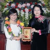 Phó Chủ tịch nước Đặng Thị Ngọc Thịnh tặng bức hình chân dung Bác Hồ cho các đại biểu nhận giải thưởng Quả cầu vàng. (Ảnh: Phạm Kiên/TTXVN)