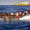 Người di cư được cứu trong chiến dịch cứu hộ trên biển Địa Trung Hải. (Nguồn: AP/TTXVN)