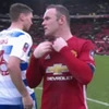 Rooney muốn đổi áo với Evans. (Nguồn: Daily Mail)
