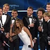 Nữ MC gợi cảm Eva Longoria chụp ảnh cùng các cầu thủ trong đội hình tiêu biểu. (Nguồn: Getty Images)