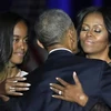 Tổng thống Mỹ Obama ôm vợ và con gái Malia. (Nguồn: AP)