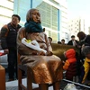 Rắc rối liên quan đến việc dựng bức tượng 'phụ nữ mua vui' trước cổng Tổng Lãnh sự quán của Nhật Bản cũng được bàn trong cuộc họp. (Nguồn: Reuters)