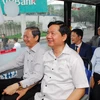 Bí thư Thành ủy Đinh La Thăng cùng lãnh đạo Thành phố trải nghiệm xe buýt mới số 195 đưa vào hoạt động từ sân bay Tân Sơn Nhất đi Bến xe An Sương và Bến xe Miền Đông. (Ảnh: Hoàng Hải/TTXVN)