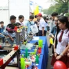 Học sinh tham quan các gian hàng giới thiệu các ngành học của Đại học Bách Khoa Thành phố Hồ Chí Minh. (Ảnh: Phương Vy/TTXVN.)