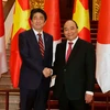 Thủ tướng Nguyễn Xuân Phúc và Thủ tướng Nhật Bản Shinzo Abe tại lễ đón. (Ảnh: Thống Nhất/TTXVN)