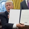 Ông Donald Trump đã ký nhiều sắc lệnh sau khi chính thức trở thành Tổng thống Mỹ. (Nguồn: AP)