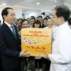 Chủ tịch nước Trần Đại Quang tặng quà Tết cho Bệnh viện Xanh Pôn. (Ảnh: Nhan Sáng/TTXVN)
